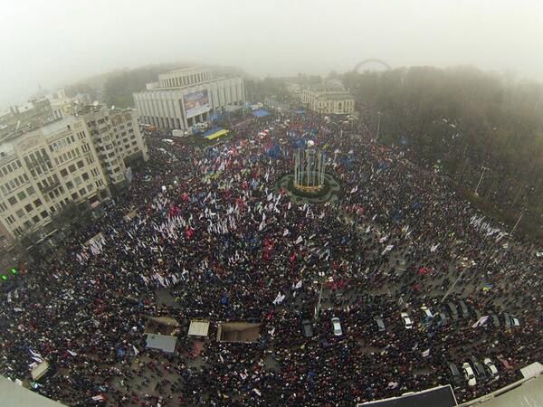 На Європейській площі – 50 тисяч людей, на Майдані Незалежності – 20 тисяч (Відео)