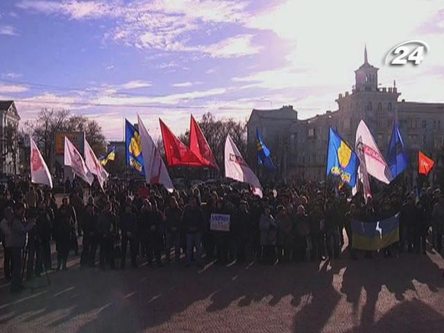 Более 300 сторонников евроинтеграции митинговали в Луганске