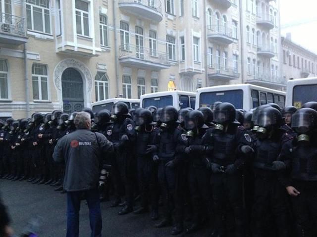 У Києві активісти б'ються з "беркутівцями" У Києві активісти б'ються з "беркутівцями"