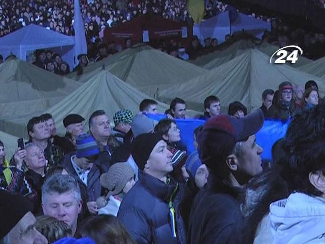 Мітингувальники від Кабміну повернулися на Європейську площу ночувати Мітингувальники від Кабміну повернулися на Європейську площу ночувати