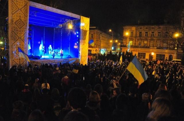 На львівському Євромайдані залишається близько 4 тисяч людей (Фото) На львівському Євромайдані залишається близько 4 тисяч людей (Фото)
