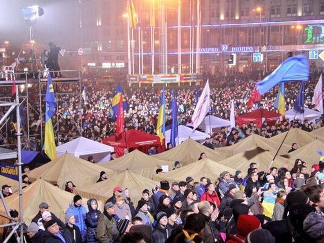 ONLINE-трансляция Евромайдана в Киеве: активистов окружили "беркутовцы" и "титушки"