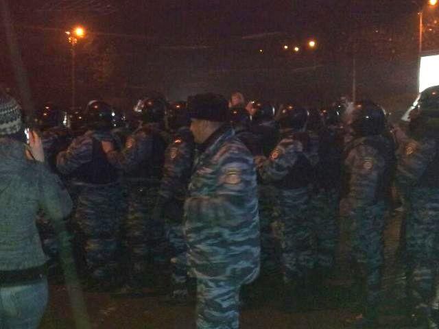 "Беркут" штурмует Евромайдан: людей бьют дубинками, летит земля, пахнет газом