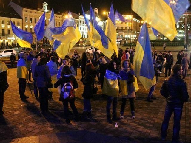 У Чернівцях на Євромайдані досі стоять кілька десятків активістів (Фото) У Чернівцях на Євромайдані досі стоять кілька десятків активістів (Фото)