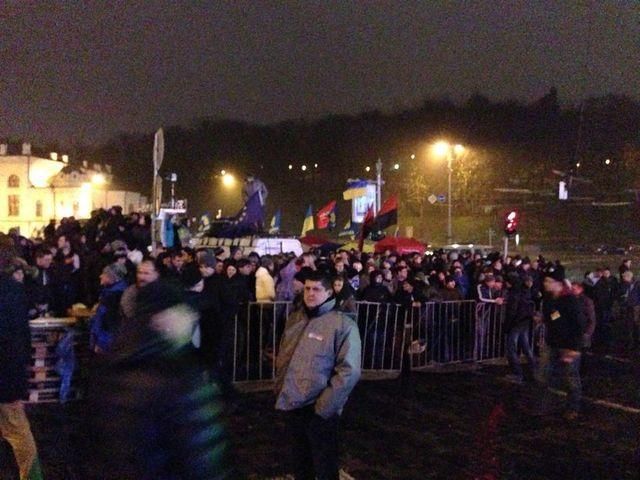 Автобус із "беркутівцями" повернувся на Євромайдан Автобус із "беркутівцями" повернувся на Євромайдан