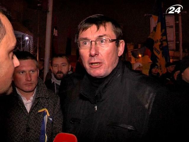 Правоохранители дубинками бьют даже нардепов, - Луценко Правоохранители дубинками бьют даже нардепов, - Луценко