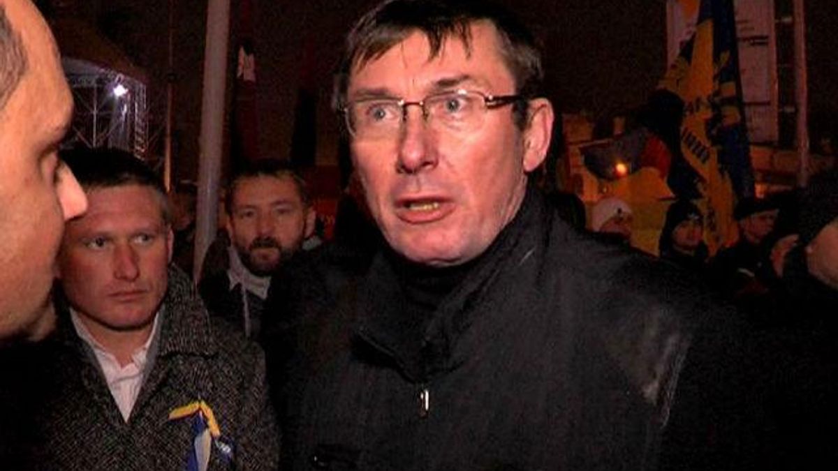 Правоохранители дубинками бьют даже нардепов, - Луценко Правоохранители дубинками бьют даже нардепов, - Луценко