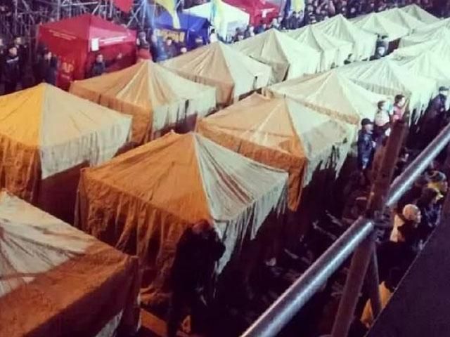 В столице активисты оградили свой палаточный городок металлическим забором В столице активисты оградили свой палаточный городок металлическим забором