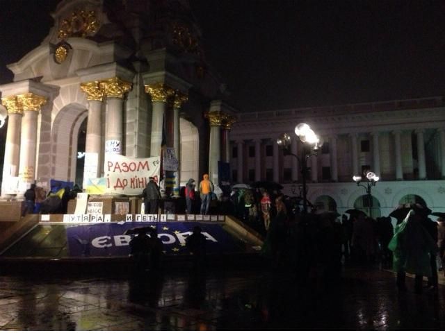 Евромайдан выстоял еще одну ночь Евромайдан выстоял еще одну ночь