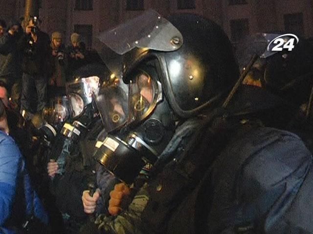 У сутичках під Кабміном постраждали кілька "беркутівців", - МВС У сутичках під Кабміном постраждали кілька "беркутівців", - МВС