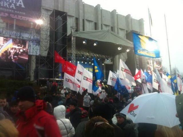 Участники Евромайдана двинулись к Кабмину Участники Евромайдана двинулись к Кабмину