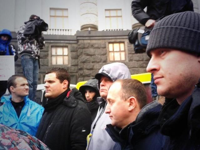 На людей під Кабміном знову пустили газ На людей під Кабміном знову пустили газ