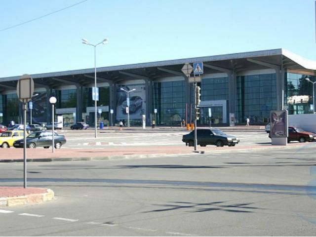 Харьковский аэропорт не задерживал прилет Яценюка Харьковский аэропорт не задерживал прилет Яценюка