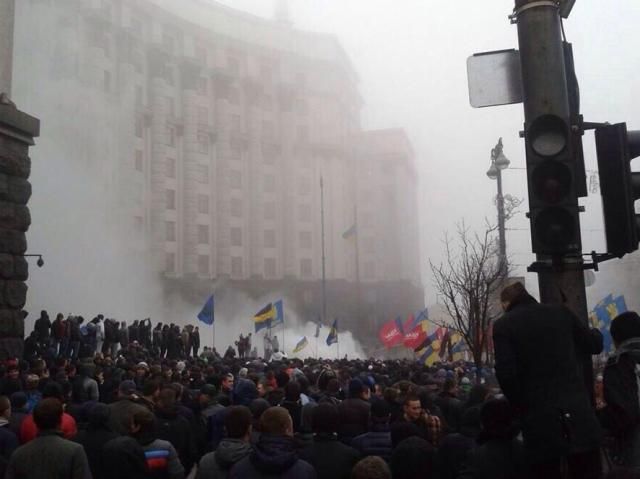 Євромайдан. Міністри тікають з Кабміну через чорний хід (Фото)