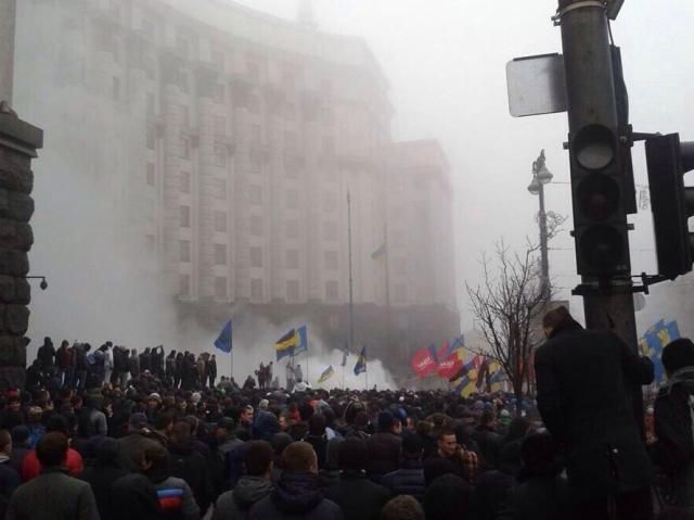 Евромайдан. Министры убегают из Кабмина через черный ход (Фото)