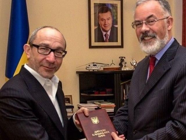 Кернес показал, как он получил диплом кандидата наук от Табачника (Фото) Кернес показал, как он получил диплом кандидата наук от Табачника (Фото)