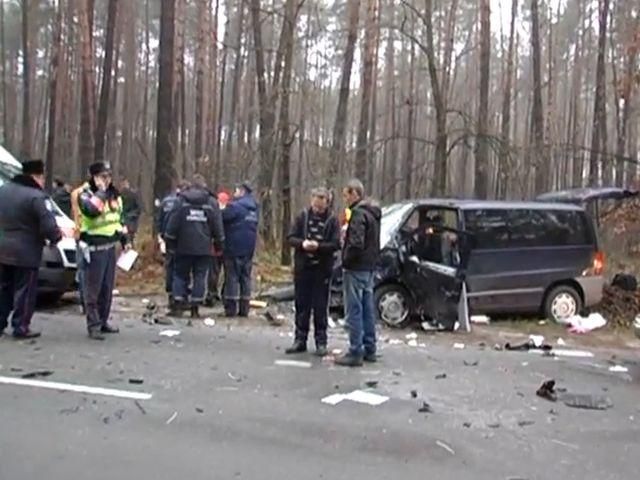 Под Киевом иномарка протаранила бус со школьниками: есть раненые (Видео) Под Киевом иномарка протаранила бус со школьниками: есть раненые (Видео)