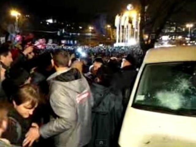 На Европейской площади столкновения между активистами и Беркутом На Европейской площади столкновения между активистами и Беркутом