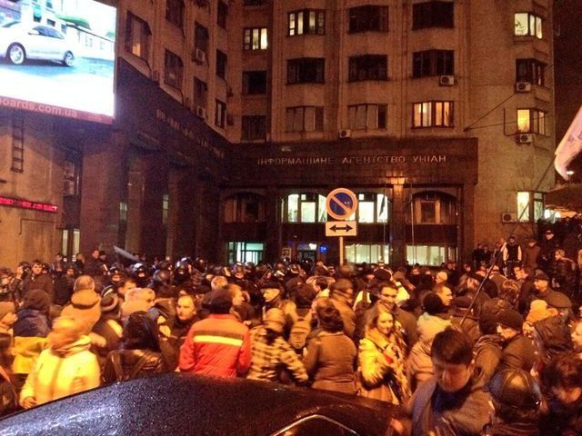 Евромайдан. "Беркутовцы" дубинками разбили людям головы (Фото) Евромайдан. "Беркутовцы" дубинками разбили людям головы (Фото)