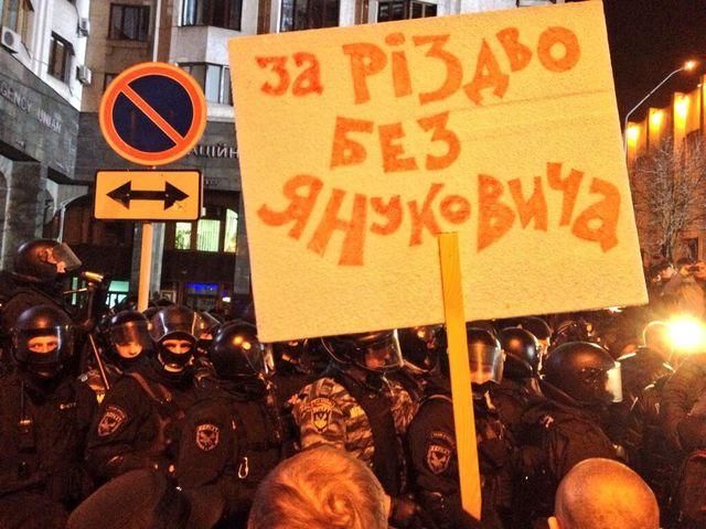 Евромайдан. На Европейскую массово вызывают "скорые" Евромайдан. На Европейскую массово вызывают "скорые"