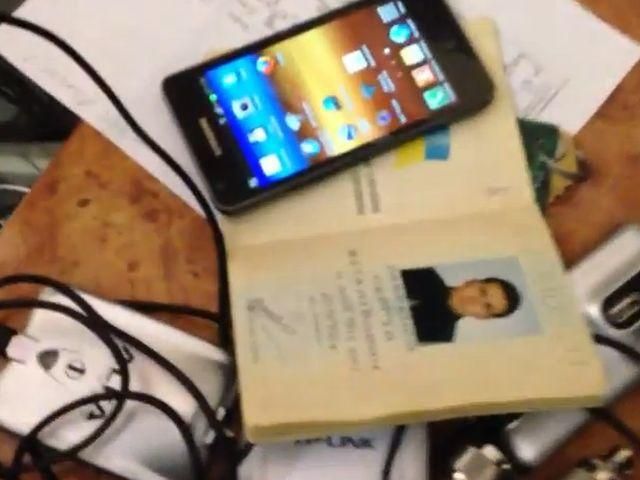 Аронець показав предмети, які вилучили із авто з прослушкою (Відео) Аронець показав предмети, які вилучили із авто з прослушкою (Відео)