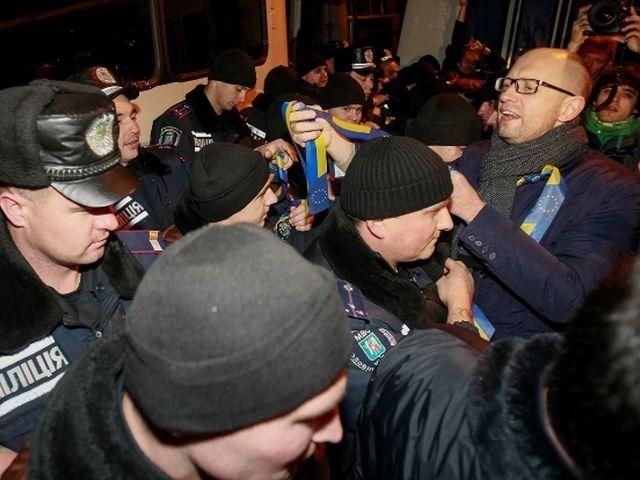 Янукович должен немедленно отреагировать, а не писать глупые обращения, - Яценюк Янукович должен немедленно отреагировать, а не писать глупые обращения, - Яценюк