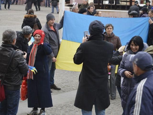 Евромайдан. В Днепропетровске 40 "титушок" напали на палаточный городок (Видео)