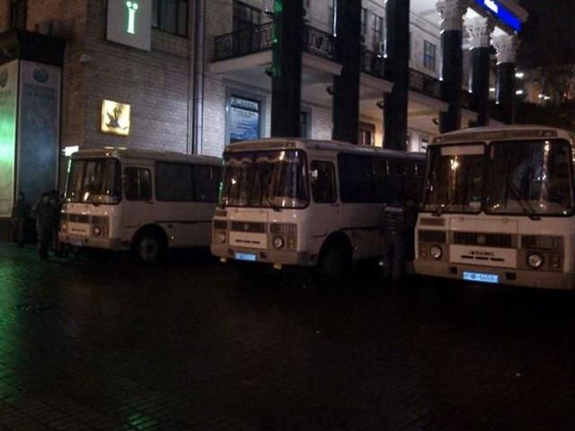 Свободовцы идут в Печерский райотдел освобождать соратников Свободовцы идут в Печерский райотдел освобождать соратников