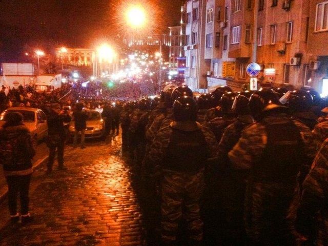 СБУ требует расследовать нападение митингующих Евромайдана на служебный автомобиль