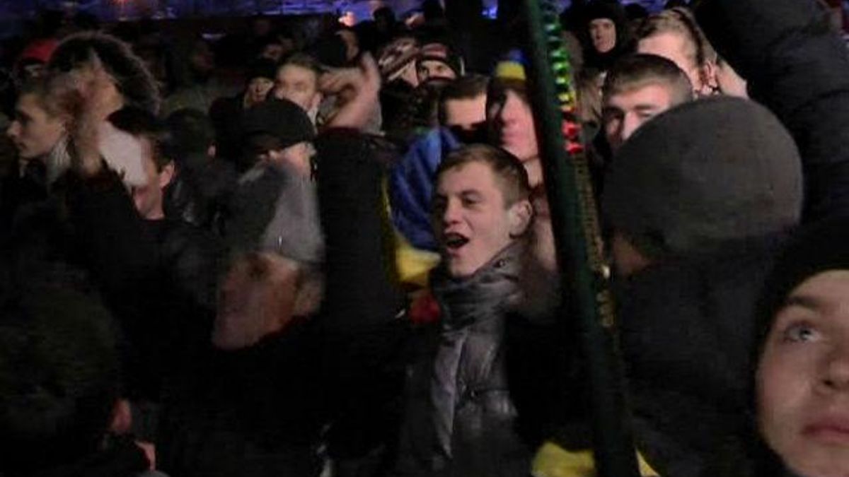 Євромайдан. Мітингувальники всю ніч грілись танцями Євромайдан. Мітингувальники всю ніч грілись танцями