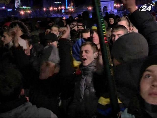 Евромайдан. Митингующие всю ночь грелись танцами Евромайдан. Митингующие всю ночь грелись танцами