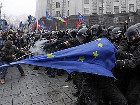 Свободівцям, яких заарештували через інцидент біля Кабміну, загрожує до 7-ми років в’язниці Свободівцям, яких заарештували через інцидент біля Кабміну, загрожує до 7-ми років в’язниці