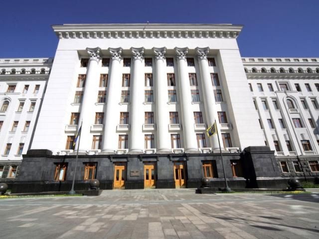 20 автобусів міліції охороняє Адміністрацію Президента (Фото) 20 автобусів міліції охороняє Адміністрацію Президента (Фото)