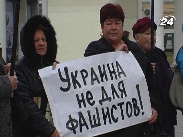 В Симферополе митингуют против неонацизма и ксенофобии