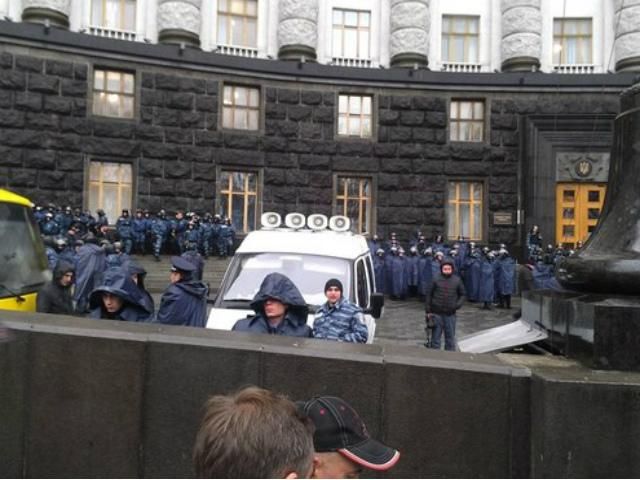 "Беркут" до сих пор усиленно охраняет здание Кабмина "Беркут" до сих пор усиленно охраняет здание Кабмина