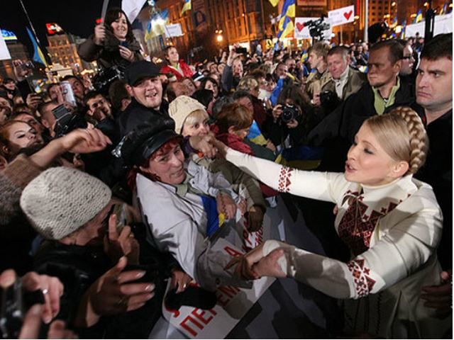 Тимошенко просит убрать партийную символику на Евромайдане