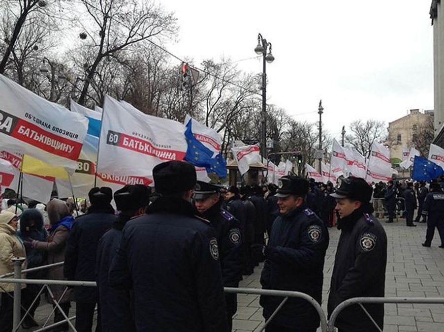 Євромайдан. Кабмін пікетують знову з партійною символікою Євромайдан. Кабмін пікетують знову з партійною символікою