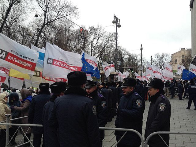 Євромайдан. Кабмін пікетують знову з партійною символікою 