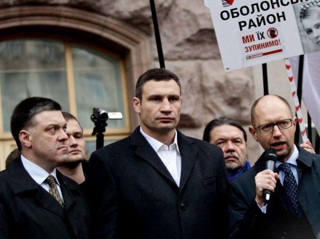 Яценюка, Кличка і Тягнибока не впустили в Кабмін. Опозиціонери летять у Вільнюс Яценюка, Кличка і Тягнибока не впустили в Кабмін. Опозиціонери летять у Вільнюс