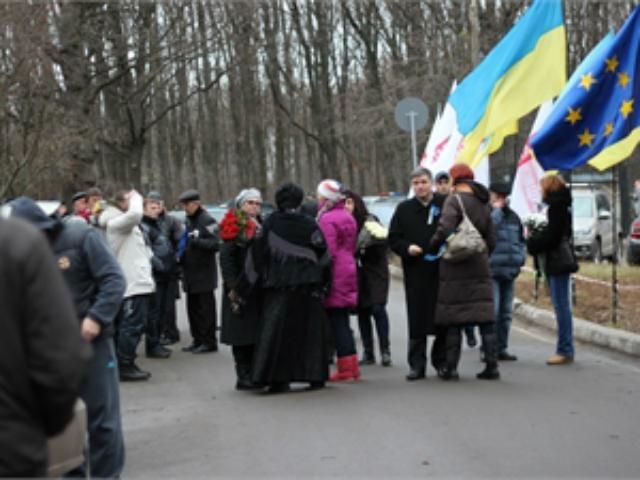 Прихильники Тимошенко створили святкову атмосферу біля лікарні (Фото)