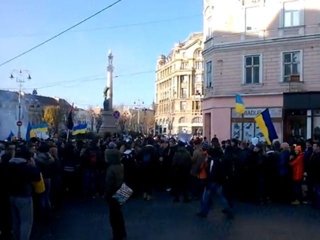 Кілька тисяч львів'ян пройшлися маршем на підтримку євроінтеграції (Відео) Кілька тисяч львів'ян пройшлися маршем на підтримку євроінтеграції (Відео)