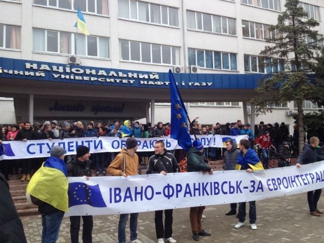 Евромайдан. В Ивано-Франковске создали "уличный университет" Евромайдан. В Ивано-Франковске создали "уличный университет"