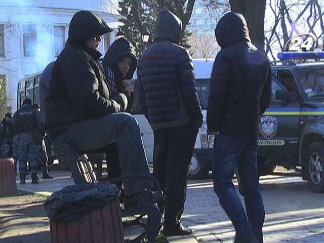 Під Кабміном на активістів чекають десятки "тітушок" Під Кабміном на активістів чекають десятки "тітушок"