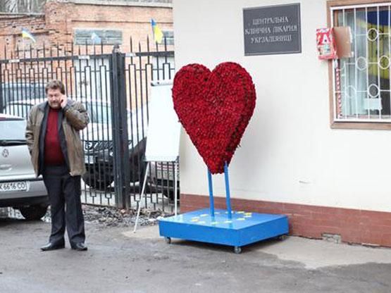 К Тимошенко пустили трех защитников и позволили телефонные разговоры К Тимошенко пустили трех защитников и позволили телефонные разговоры