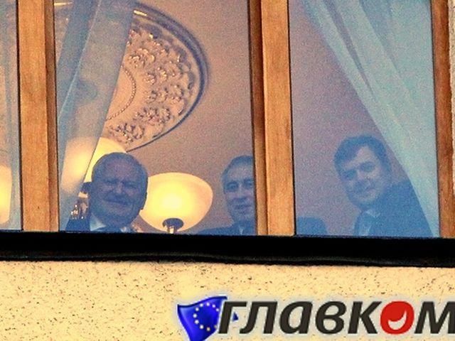 Нардепи-регіонали хіхікали і фотографували Євромайдан із урядових вікон (Фото)