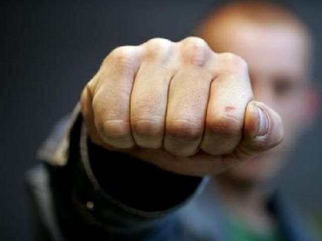 Молодики побили студенток, які роздавали запрошення на Євромайдан Молодики побили студенток, які роздавали запрошення на Євромайдан