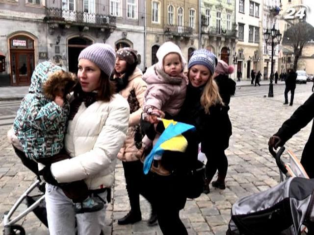 Мамы с малышами устроили мини-Евромайдан Мамы с малышами устроили мини-Евромайдан