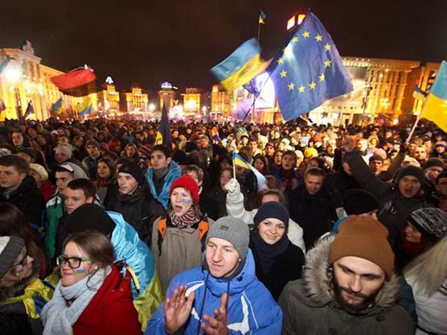 На Евромайдане поздравили Тимошенко