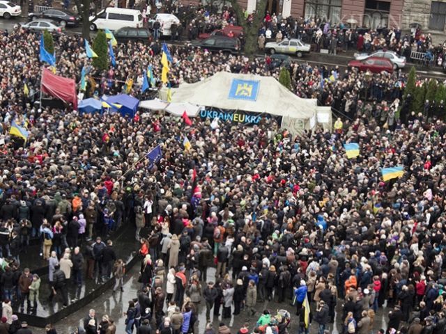 Евромайдан. Во Львове на площади милиционеры задержали юношу с оружием