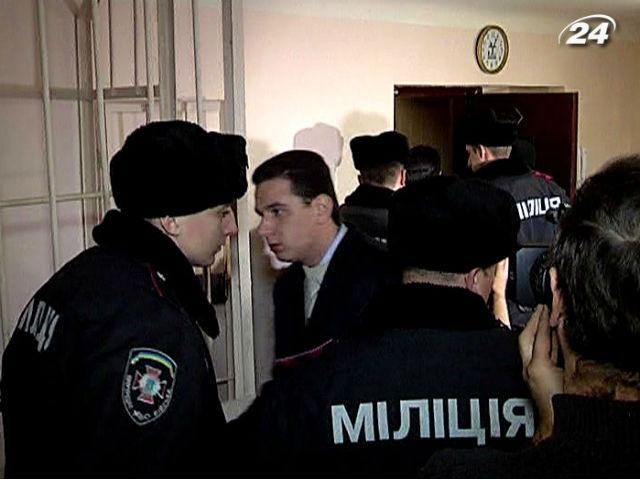 Клієнту, який захопив працівницю кредитної спілки, винесли вирок Клієнту, який захопив працівницю кредитної спілки, винесли вирок